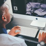 étudiant devant ordinateur