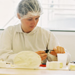 Femme analysant des fromages