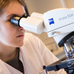 Jeune femme microscope laboratoire