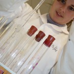 Jeune fille et pipettes Laboratoire