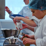 jeunes femmes Laboratoire test crème balances