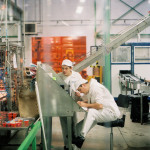 Jeunes dans usine
