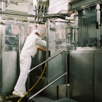homme devant machine dans usine