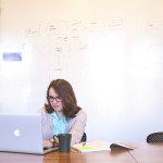 étudiante et ordinateur
