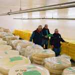 hommes et stockage de fromages