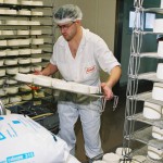 homme cave d'affinage fromage