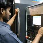 Homme tableau électrique maintenance travaux