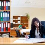 femme bureau classeur gestion comptabilité
