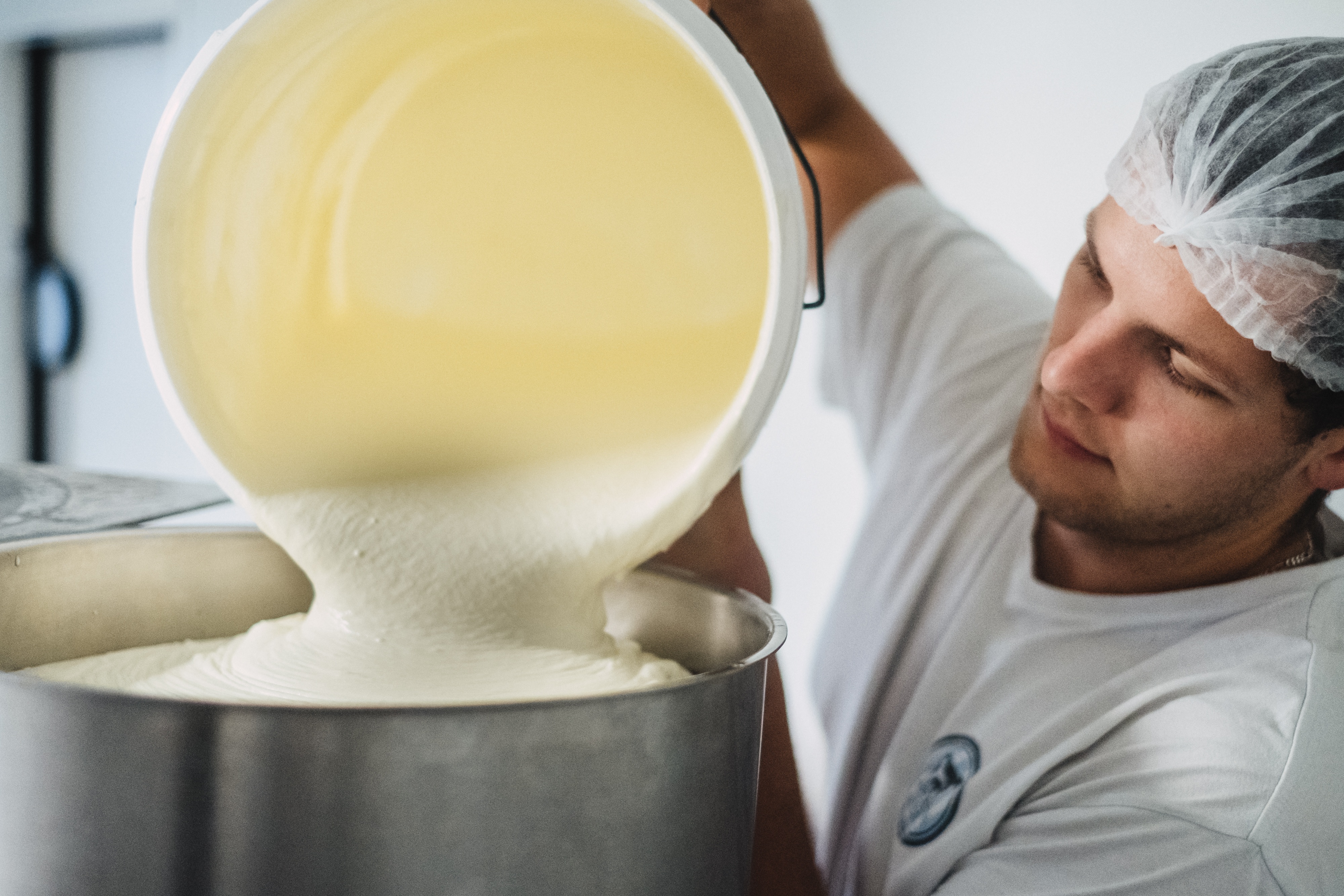 Homme avec saut de crème dans bac