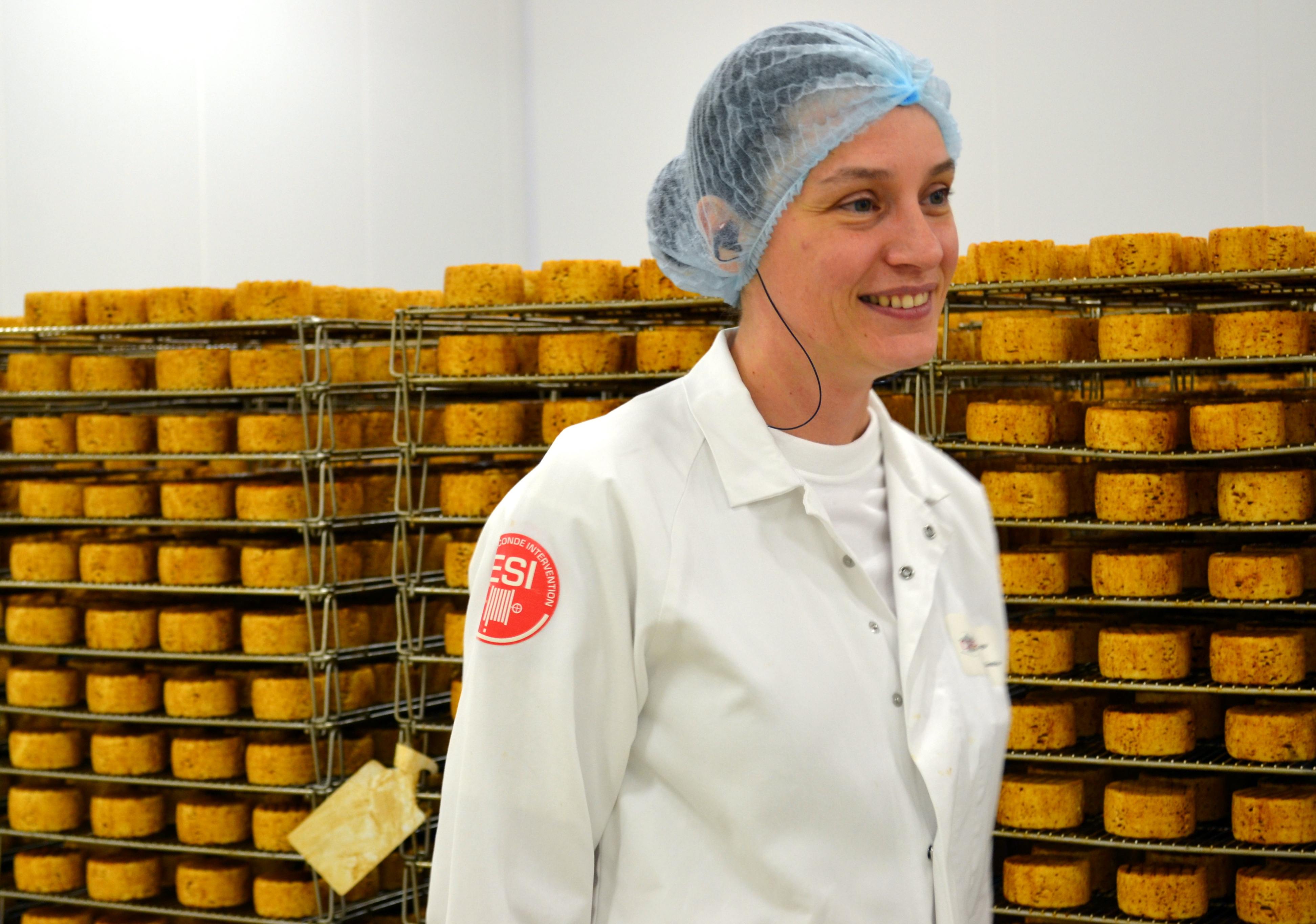 Technicienne d'affinage dans le hâloir usine