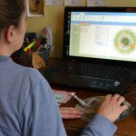 Femme devant ordinateur pour gestion troupeau