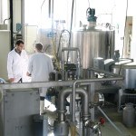 Deux hommes dans usine