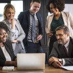 Groupe de collègues devant ordinateur marketing