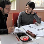 etudiants faisant devoirs feuilles crayons