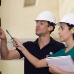 Homme et femme avec casque sécurité