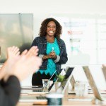 Jeune femme en animation ordinateur applaudissements