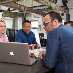 4 personnes autour d'une table, réunion, ordinateur, projet