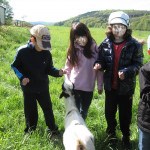 Jeunes enfants dans champs, caressant une chèvre, visite, pédagogique