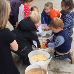 Enfants touchant les différentes céréales dans seau