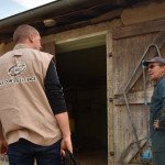 Conseiller élevage qui arrive à la ferme