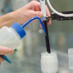 Usine, laboratoire, test de yaourt avec machine
