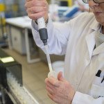 Laboratoire, échantillon de lait, pipette, technicienne
