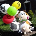 vache en peluche avec ballons