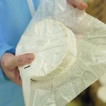 Coulommiers en gros plan dans papier, emballage, usine