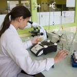 Jeune fille devant microscope, expérience éprouvette, laboratoire