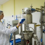 Jeune étudiant nettoye une machine