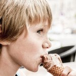 Garçon mangeant une glace