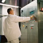 Technicien devant armoire électrique