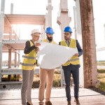 3 architectes debout, plan, construction, batiment