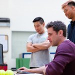 Trois jeunes ingénieurs devant ordinateur, études, analyse